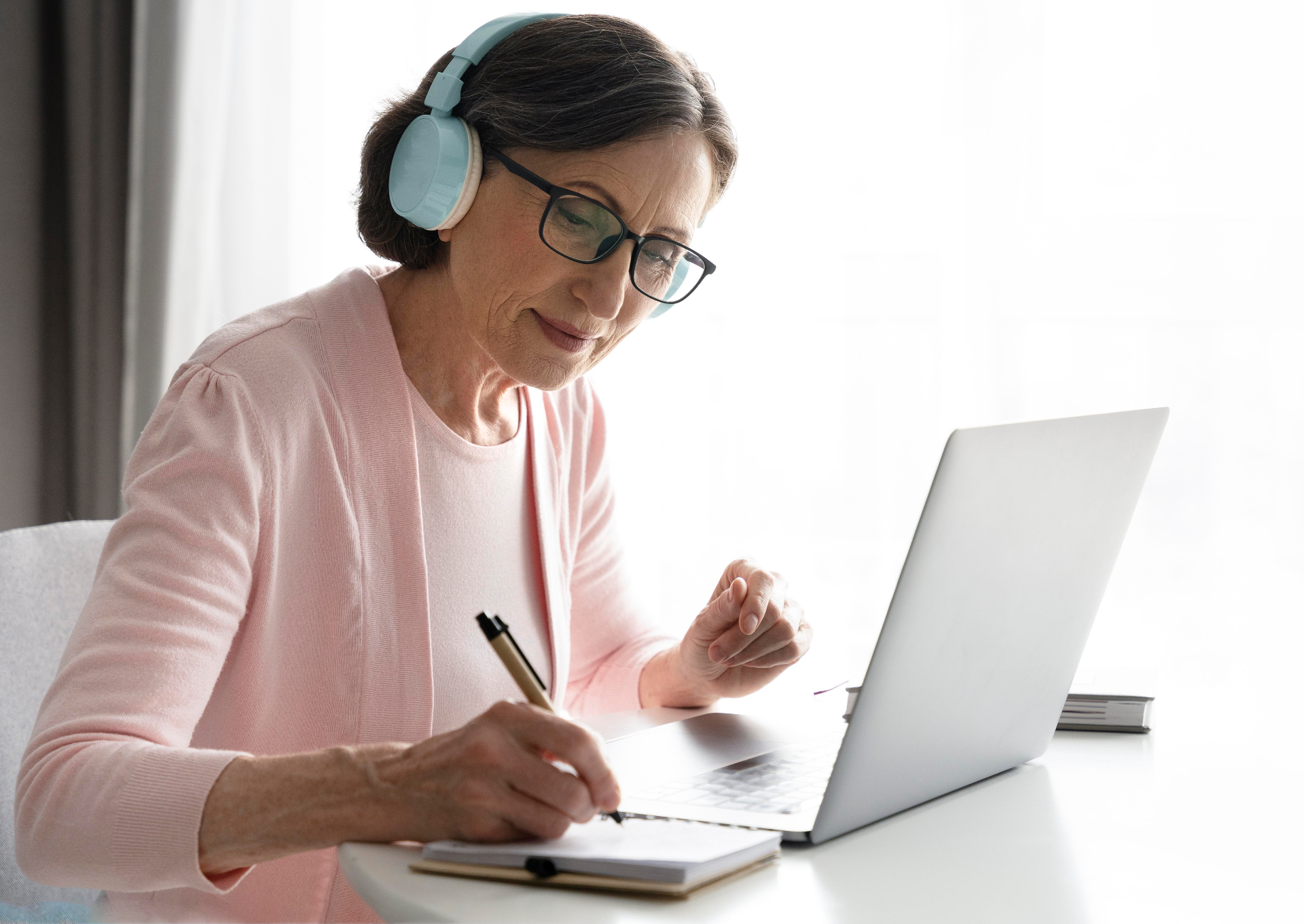 Professora estudando com laptop e fones